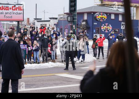 Il Vice Presidente Kamala Harris dà un pollice a una folla di sostenitori Martedì, 16 marzo 2021, quando arriva alla Maria empanada a Denver. (Foto ufficiale della Casa Bianca di Lawrence Jackson) Foto Stock