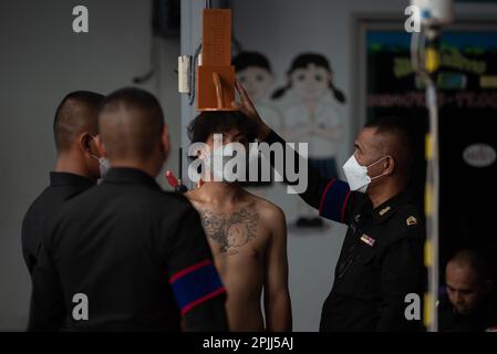 Bangkok, Thailandia. 02nd Apr, 2023. Un giovane viene sottoposto a un esame fisico durante un appello di riscatto militare presso la Wat Phai Tan School di Bangkok, thailandia, il 2 aprile 2023. (Foto di Teera Noisakran/Pacific Press) Credit: Pacific Press Media Production Corp./Alamy Live News Foto Stock