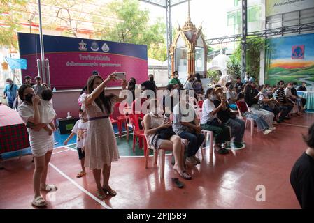 Bangkok, Thailandia. 02nd Apr, 2023. Famiglia dell'uomo thailandese una coscrizione militare venne a sostenere la Wat Phai Tan School di Bangkok il 2 aprile 2023. (Foto di Teera Noisakran/Pacific Press) Credit: Pacific Press Media Production Corp./Alamy Live News Foto Stock