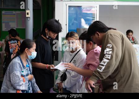 Bangkok, Thailandia. 02nd Apr, 2023. Famiglia dell'uomo thailandese una coscrizione militare venne a sostenere la Wat Phai Tan School di Bangkok il 2 aprile 2023. (Foto di Teera Noisakran/Pacific Press) Credit: Pacific Press Media Production Corp./Alamy Live News Foto Stock