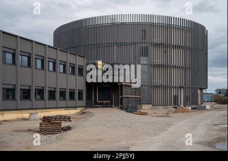 Coburg, Germania. 29th Mar, 2023. Vista esterna del Globe Theater Coburg prima del completamento. Il teatro è previsto per entrare in funzione all'inizio di ottobre 2023. I lavori di costruzione sono attualmente in programma, ha detto un portavoce per la città della Franconia superiore. L'apertura del nuovo edificio è prevista per l'inizio della stagione teatrale 2023/24. (A dpa 'Coburg Globe Theater to start playing in October') Credit: Daniel Vogl/dpa/Alamy Live News Foto Stock