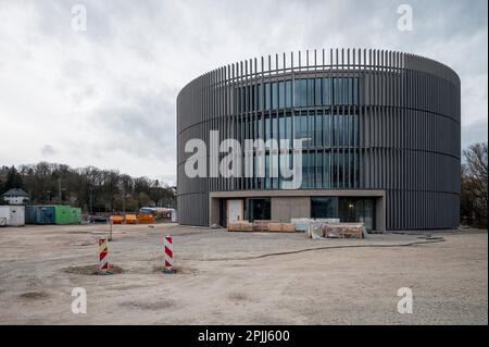 Coburg, Germania. 29th Mar, 2023. Vista esterna del Globe Theater Coburg prima del completamento. Il teatro è previsto per entrare in funzione all'inizio di ottobre 2023. I lavori di costruzione sono attualmente in programma, ha detto un portavoce per la città della Franconia superiore. L'apertura del nuovo edificio è prevista per l'inizio della stagione teatrale 2023/24. (A dpa 'Coburg Globe Theater to start playing in October') Credit: Daniel Vogl/dpa/Alamy Live News Foto Stock