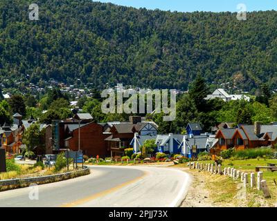 San Martin de Los Andes dove inizia la Ruta de Los Siete Lagos (Seven Lakes Read) Ruta 40, Provincia di Neuquén, Argentina Foto Stock