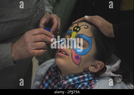 Tunisi, Tunisia. 2nd Apr, 2023. Un operaio dipinge il volto di un bambino durante un'attività per i bambini autistici e i loro genitori a Tunisi, Tunisia, il 2 aprile 2023. La Giornata Mondiale di sensibilizzazione sull'autismo è celebrata annualmente il 2 aprile. Credit: Adel Ezzine/Xinhua/Alamy Live News Foto Stock