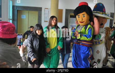 Tunisi, Tunisia. 2nd Apr, 2023. La gente partecipa ad un'attività per i bambini autistici ed i loro genitori a Tunisi, Tunisia, il 2 aprile 2023. La Giornata Mondiale di sensibilizzazione sull'autismo è celebrata annualmente il 2 aprile. Credit: Adel Ezzine/Xinhua/Alamy Live News Foto Stock