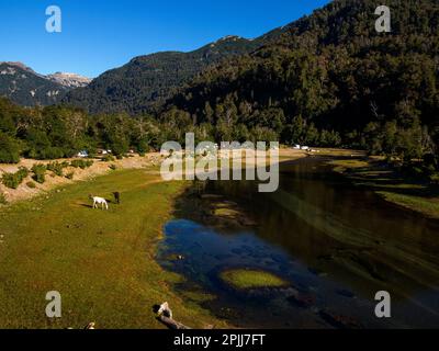 Area campeggio sulle rive del fiume Pichi Traful, Parco Nazionale Nahuel Huapi, Seven Lakes Road, Provincia di Neuqén, Argentina Foto Stock