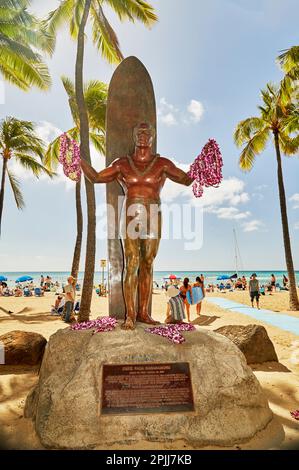 Waikiki, Oahu, Hawaii, USA, - 6 Febbraio 2023: Statua di bronzo del Duca Paoa Kahanamoku con Flower Lei's. Foto Stock