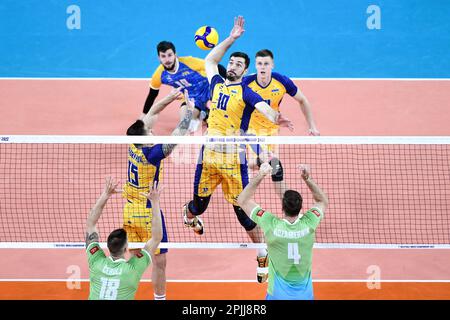 Vitaliy Shchytkov, Yurii Semeniuk (Ucraina); Klemen Cebulj, Jan Kozamernik (Slovenia). Campionato del mondo di pallavolo 2022. Quarti di finale Foto Stock