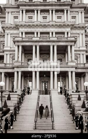 P20210120AC-0892-2: Il Vice Presidente Kamala Harris e suo marito Doug Emhoff salgono i gradini della Marina dell'Eisenhower Executive Office Building alla Casa Bianca Mercoledì, 20 gennaio 2021, per visitare per la prima volta l'ufficio cerimoniale del Vice Presidente. (Foto ufficiale della Casa Bianca di Ana Isabel Martinez Chamorro) Foto Stock