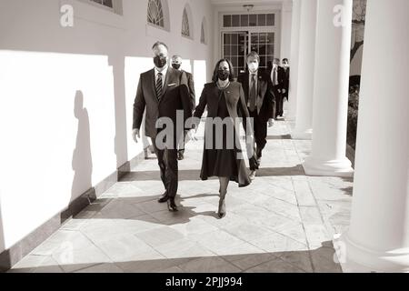 V20210121LJ-0379: Il vice presidente Kamala Harris tiene le mani con il marito sig. Doug Emhoff Giovedi, 21 gennaio 2021, mentre camminano lungo il Colonnade della Casa Bianca. (Foto ufficiale della Casa Bianca di Lawrence Jackson) Foto Stock