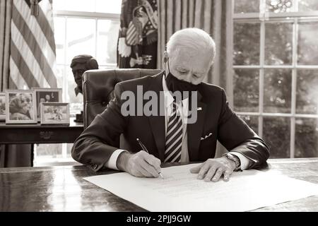 P20210122AS-0554: Il Presidente Joe Biden firma la commissione per Lloyd Austin come Segretario della Difesa Venerdì, 22 gennaio 2021, presso l'Ufficio ovale della Casa Bianca. Lloyd Austin è il primo segretario nero della Difesa. (Foto ufficiale della Casa Bianca di Adam Schultz) Foto Stock