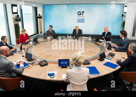 Il presidente Joe Biden partecipa a una sessione di lavoro del vertice del G7 venerdì 11 giugno 2021 al Carbis Bay Hotel and Estate a St. Ives, Cornovaglia, Inghilterra. (Foto ufficiale della Casa Bianca di Adam Schultz) Foto Stock