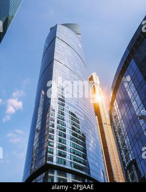 Grattacieli nel quartiere degli affari di Mosca. Vista dal basso verso l'alto delle torri su sfondo blu cielo. Mosca. Russia Foto Stock