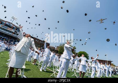 I cadetti gettano le loro coperture durante un volo della Guardia Costiera alla conclusione della Accademia della Guardia Costiera che comincia mercoledì 19 maggio 2021, al campo Cadet Memorial dell'Accademia della Guardia Costiera a New Londra, Connecticut. (Foto ufficiale della Casa Bianca di Adam Schultz) Foto Stock