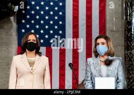 Il Vice Presidente Kamala Harris entra nella Camera del Campidoglio degli Stati Uniti per il discorso congiunto del Presidente Biden al Congresso, mercoledì 28 aprile 2021 a Washington, DC. (Foto ufficiale della Casa Bianca di Lawrence Jackson) Foto Stock