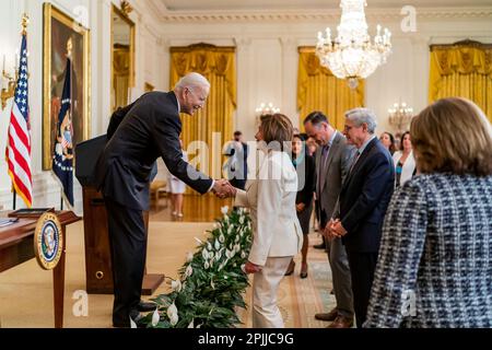 Il presidente Joe Biden saluta il presidente della Casa Nancy Pelosi in seguito alla firma del COVID-19 Hate Crimes Act giovedì 20 maggio 2021 nella stanza orientale della Casa Bianca. (Foto ufficiale della Casa Bianca di Cameron Smith) Foto Stock