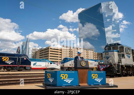 Il presidente Joe Biden esalta le sue osservazioni per celebrare il 50° anniversario della stazione Amtrak venerdì 30 aprile 2021 presso la stazione William H. Gray III 30th Street di Philadelphia. (Foto ufficiale della Casa Bianca di Adam Schultz) Foto Stock