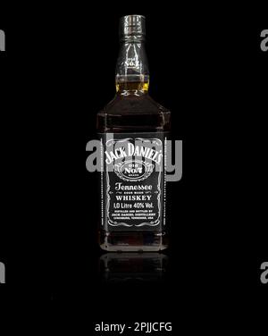 Yerevan, Armenia, 27 marzo 2023: Bottiglia di whisky Jack Daniels in piedi su un tavolo nero. Bottiglia di Jack Daniels Old No.7. Famoso in tutto il mondo Jack Daniels Foto Stock