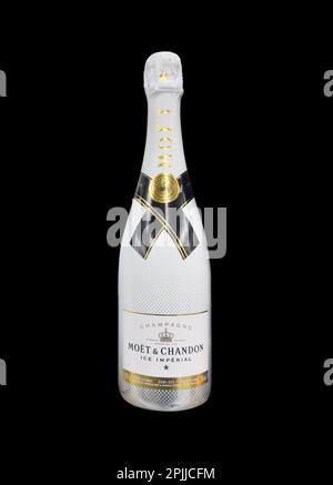 Yerevan, Armenia, 27 marzo 2023: Moet e Chandon Ice Imperial champagne in piedi sul tavolo nero Foto Stock