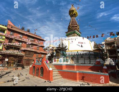 Kathesimbhu stupa, è uno stupa buddista situato nella città vecchia di Kathmandu, Nepal Foto Stock