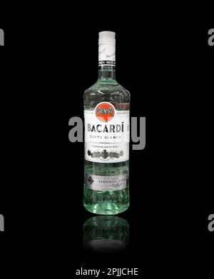 Yerevan, Armenia, 27 marzo 2023: Bottiglie di rum Bacardi originali in piedi sul tavolo nero. Popolare marca di bevande Foto Stock