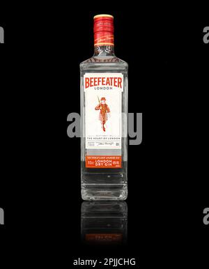 Yerevan, Armenia, 27 marzo 2023: Vista frontale della bottiglia di gin secco Beefeater London in piedi su un tavolo nero Foto Stock