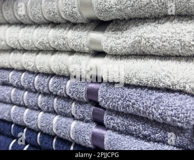 Pila di asciugamani colorati. Asciugamani nuovi e soffici. Asciugamani in tessuto colorato impilati in pile. Asciugamani di cotone colorati impilati Foto Stock