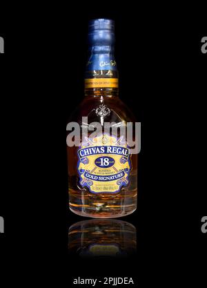 Yerevan, Armenia, 27 marzo 2023: Chivas Regal 18 è mescolato da whisky maturati per almeno 18 anni. Bottiglia di whisky sul tavolo nero Foto Stock
