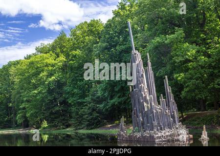 Formazioni rocciose di basalto ad Azalea e Rhododendron Park a Kromlau Sassonia Germania Foto Stock