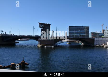 Copenaghen /Danimarca/02 aprile 2023/ Vista sul ponte Langebro tra l'isola di Amager e la città di Copehagen . (Foto.Francis Joseph Dean/immagini del decano) Foto Stock