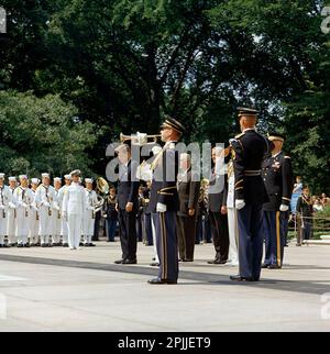 ST-C194-8-63 30 maggio 1963 cerimonie del Memorial Day al cimitero nazionale di Arlington, $10:50AM si prega di accreditare 'Cecil Stoughton. Fotografie della Casa Bianca. John F. Kennedy Presidential Library and Museum, Boston' Foto Stock