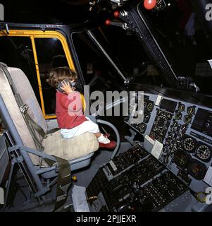 KN-C27689 31 marzo 1963 John F. Kennedy, Jr. Seduto sul sedile del pilota di un elicottero a Camp David. Si prega di accreditare 'Robert Knudsen. Fotografie della Casa Bianca. John F. Kennedy Presidential Library and Museum, Boston' Foto Stock