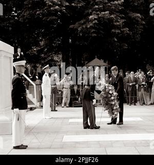 ST-C194-10-63 30 maggio 1963 cerimonie del Memorial Day al cimitero nazionale di Arlington, $10:50AM si prega di accreditare 'Cecil Stoughton. Fotografie della Casa Bianca. John F. Kennedy Presidential Library and Museum, Boston' Foto Stock