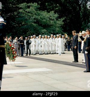 ST-C194-11-63 30 maggio 1963 cerimonie del Memorial Day al cimitero nazionale di Arlington, 10:50AM [i graffi sull'immagine sono originali al negativo.] Si prega di accreditare 'Cecil Stoughton. Fotografie della Casa Bianca. John F. Kennedy Presidential Library and Museum, Boston' Foto Stock