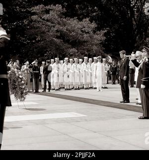 ST-C194-11-63 30 maggio 1963 cerimonie del Memorial Day al cimitero nazionale di Arlington, 10:50AM [i graffi sull'immagine sono originali al negativo.] Si prega di accreditare 'Cecil Stoughton. Fotografie della Casa Bianca. John F. Kennedy Presidential Library and Museum, Boston' Foto Stock