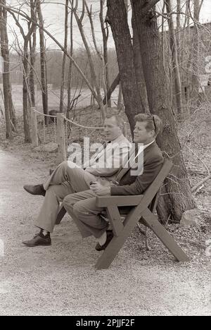 KN-27622 31 marzo 1963 Weekend a Camp David. In sec. Della Marina Paul Fay e JFK. Si prega di accreditare 'Robert Knudsen. Fotografie della Casa Bianca. John F. Kennedy Presidential Library and Museum, Boston' Foto Stock