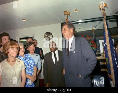 ST-C189-16-63 29 maggio 1963 il presidente John F. Kennedy partecipa a una festa di compleanno a sorpresa organizzata per lui dai membri dello staff della Casa Bianca. George Thomas, il valet del presidente, si trova direttamente a sinistra di JFK; Helen W. Ganss, dall'ufficio del segretario stampa, si trova al secondo posto da sinistra (indossando gli occhiali). Navy Mess Hall, Casa Bianca, Washington, D.C. Si prega di accreditare 'Cecil Stoughton. Fotografie della Casa Bianca. John F. Kennedy Library and Museum, Boston' Foto Stock