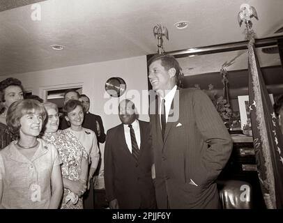 ST-C189-16-63 29 maggio 1963 il presidente John F. Kennedy partecipa a una festa di compleanno a sorpresa organizzata per lui dai membri dello staff della Casa Bianca. George Thomas, il valet del presidente, si trova direttamente a sinistra di JFK; Helen W. Ganss, dall'ufficio del segretario stampa, si trova al secondo posto da sinistra (indossando gli occhiali). Navy Mess Hall, Casa Bianca, Washington, D.C. Si prega di accreditare 'Cecil Stoughton. Fotografie della Casa Bianca. John F. Kennedy Library and Museum, Boston' Foto Stock