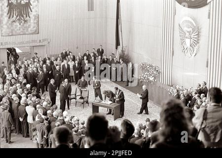 KN-29197 23 giugno 1963 viaggio del presidente John F. Kennedy in Europa. Il Presidente Kennedy firma il Libro d'oro durante una cerimonia di benvenuto a Colonia data da Oberburgermeister Theo Burauen. Il Presidente Kennedy è circondato da un gruppo di ospiti tra cui il Cancelliere tedesco occidentale Konrad Adenauer (parzialmente nascosto). Sezioni del Consiglio, Colonia Rathus, Colonia, Germania. Si prega di accreditare 'Robert Knudsen. Fotografie della Casa Bianca. John F. Kennedy Presidential Library and Museum, Boston' Foto Stock