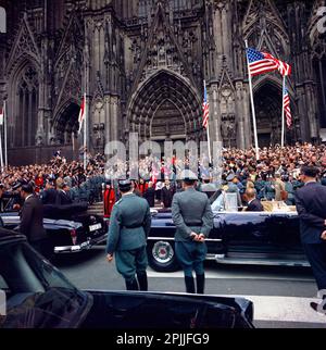 KN-C29239 23 giugno 1963 Una grande folla si raduna mentre il presidente John F. Kennedy esce dalla Cattedrale di Colonia durante il suo viaggio a Colonia. La fotografia include il presidente Kennedy, gli spettatori, il clero e il motorcade. Rathous Blorplatz, Colonia, Germania. Si prega di accreditare 'Robert Knudsen. Fotografie della Casa Bianca. John F. Kennedy Presidential Library and Museum, Boston' Foto Stock