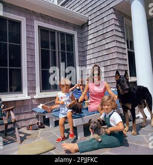 ST-C267-7-63 14 agosto 1963 Porto di Hyannis – Isola di Squaw [Scratching leggero in negativo.] Si prega di accreditare 'Cecil Stoughton. Fotografie della Casa Bianca. John F. Kennedy Presidential Library and Museum, Boston' Foto Stock