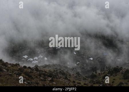 1 aprile 2023, Srinagar, Jammu e Kashmir, India: Una vista dall'alto di un villaggio in giorno piovoso durante le nuvole che coprono l'intero villaggio e le montagne in un batter d'occhio alla periferia di Srinagar il Captial estivo di indiano amministrato Kashmir il 01 aprile 2023. (Credit Image: © MUbashir Hassan/Pacific Press via ZUMA Press Wire) SOLO PER USO EDITORIALE! Non per USO commerciale! Foto Stock