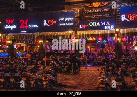 Locali notturni e bar, Golden Sorya Mall, il quartiere a luci rosse, vita notturna a Phnom Penh, Cambogia. Crediti: Kraig Lieb Foto Stock