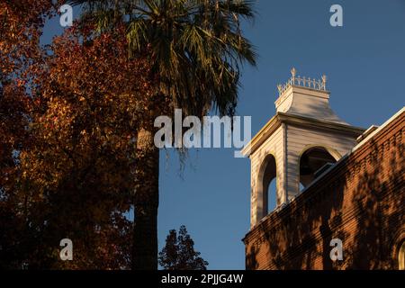 Redding, California, USA - 22 novembre 2021: Il sole del tardo pomeriggio splende nel centro storico di Redding. Foto Stock