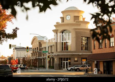 Vista pomeridiana dello skyline del centro di Redding, California, Stati Uniti. Foto Stock