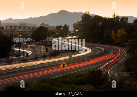 Il traffico al tramonto passa sulla CA-44 attraverso il centro di Redding, California, Stati Uniti. Foto Stock