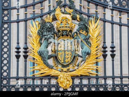 Londra, Inghilterra - 16 ottobre 2022: Royal Coat of Arms sulla porta principale di Buckingham Palace Foto Stock