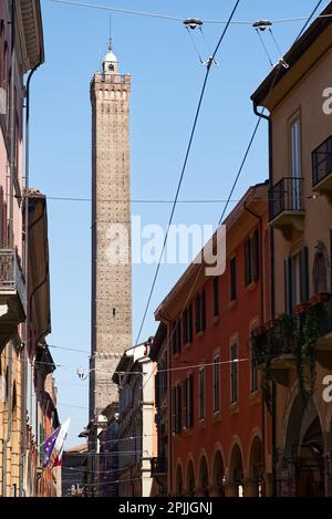 Famosa torre medievale italiana dell'Asinelli. Torre degli Asinelli. Foto Stock