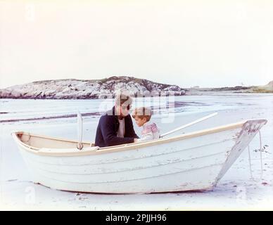 KN-C30005 15 settembre 1963 il presidente John F. Kennedy siede con John F. Kennedy Jr. In una barca a remi a Bailey's Beach a Newport, Rhode Island. Si prega di accreditare: 'Robert Knudsen. Fotografie della Casa Bianca. John F. Kennedy Presidential Library and Museum, Boston." Foto Stock