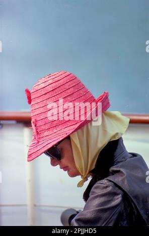 ST-C283-50-63 31 agosto 1963 First Lady Jacqueline Kennedy a bordo dello yacht Kennedy 'Honey Fitz' Hyannisport, Massachusetts. Si prega di accreditare: 'Cecil Stoughton. Fotografie della Casa Bianca. John F. Kennedy Presidential Library and Museum, Boston' Foto Stock